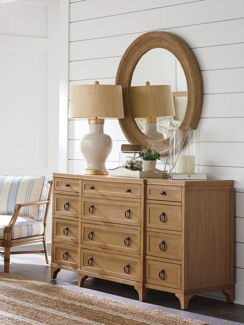 Garnet Breakfront Dresser With Traditional Cabinet Design 1