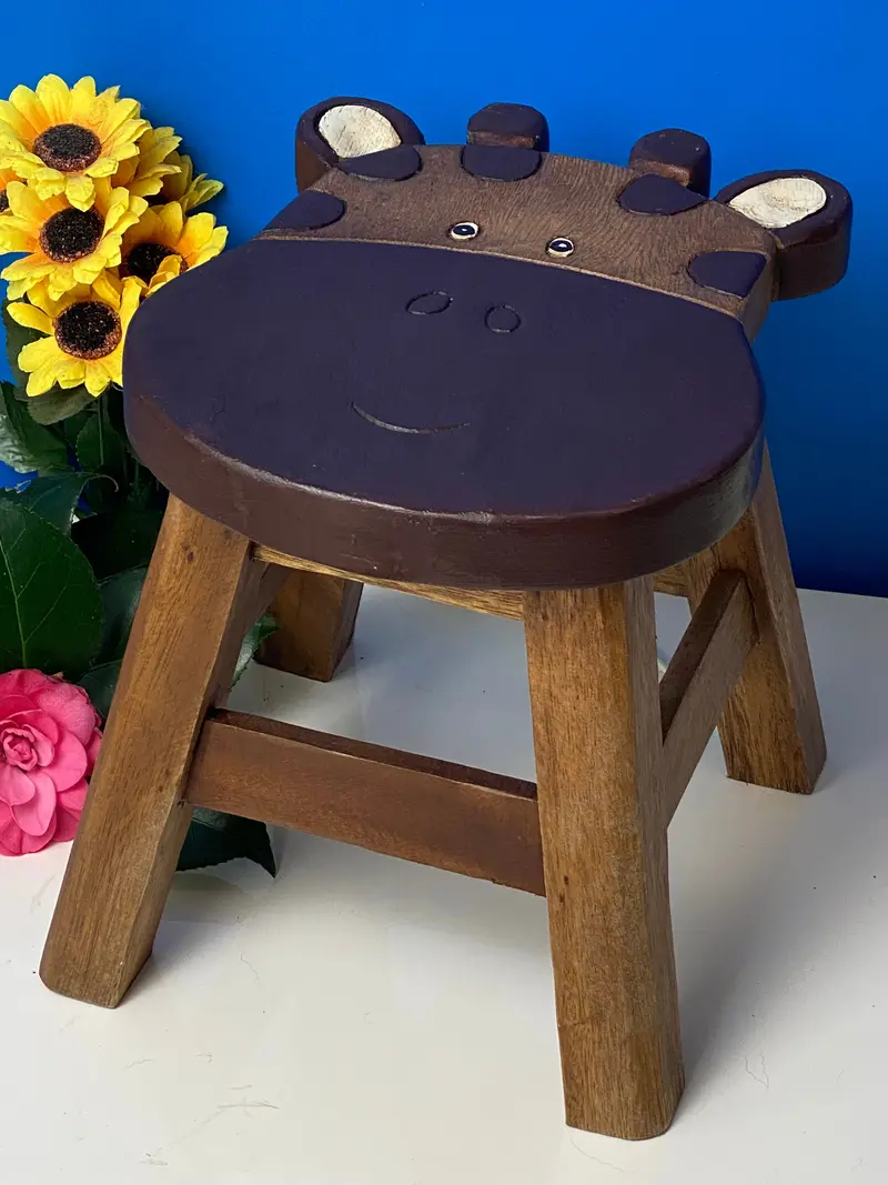 Giraffe-Print Wooden Kids’ Stool – Stylish Seating & Developmental Step Stool 1