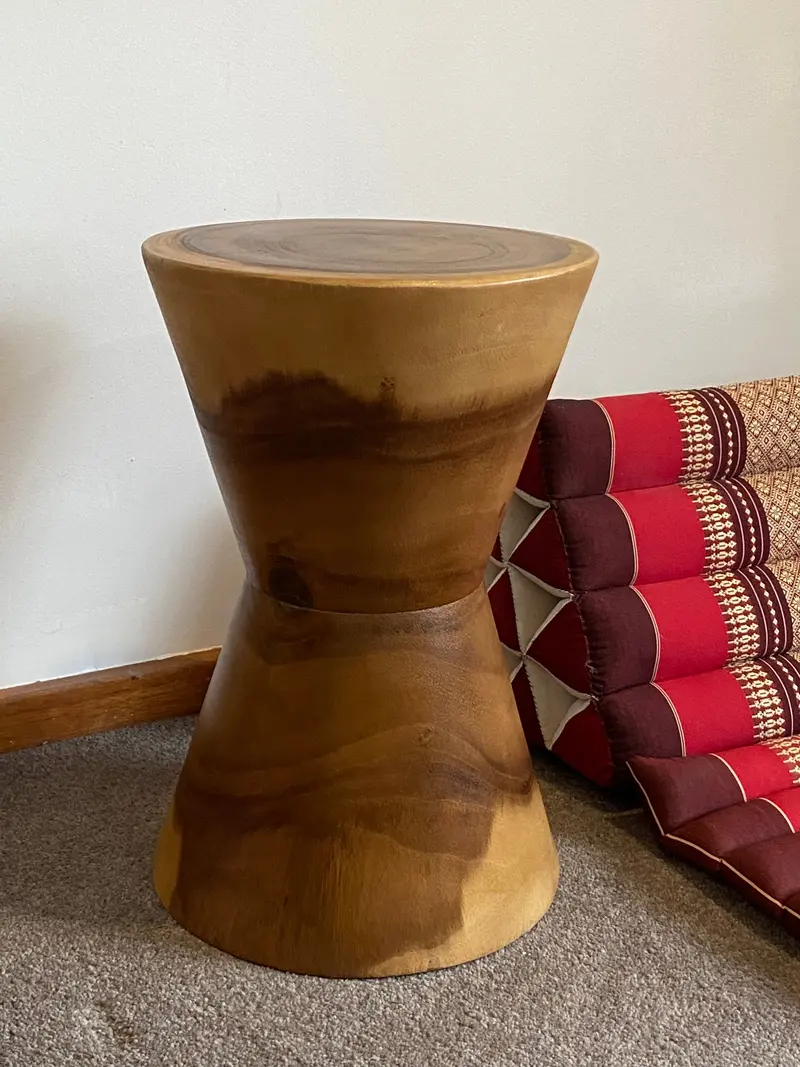 Hand-Carved Hourglass-Shaped Wooden Side Table – Stylish Bedside Or Drink Table (Mg2) 1