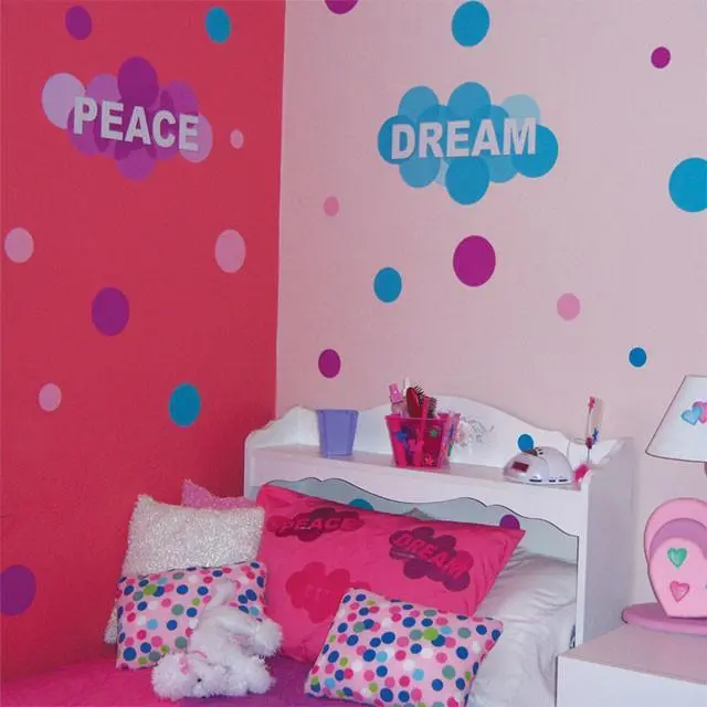 Speech Bubble & Dot Pattern Mural – Modern Kids’ Room Design 1